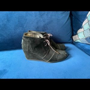 Tom’s black suede Bootie